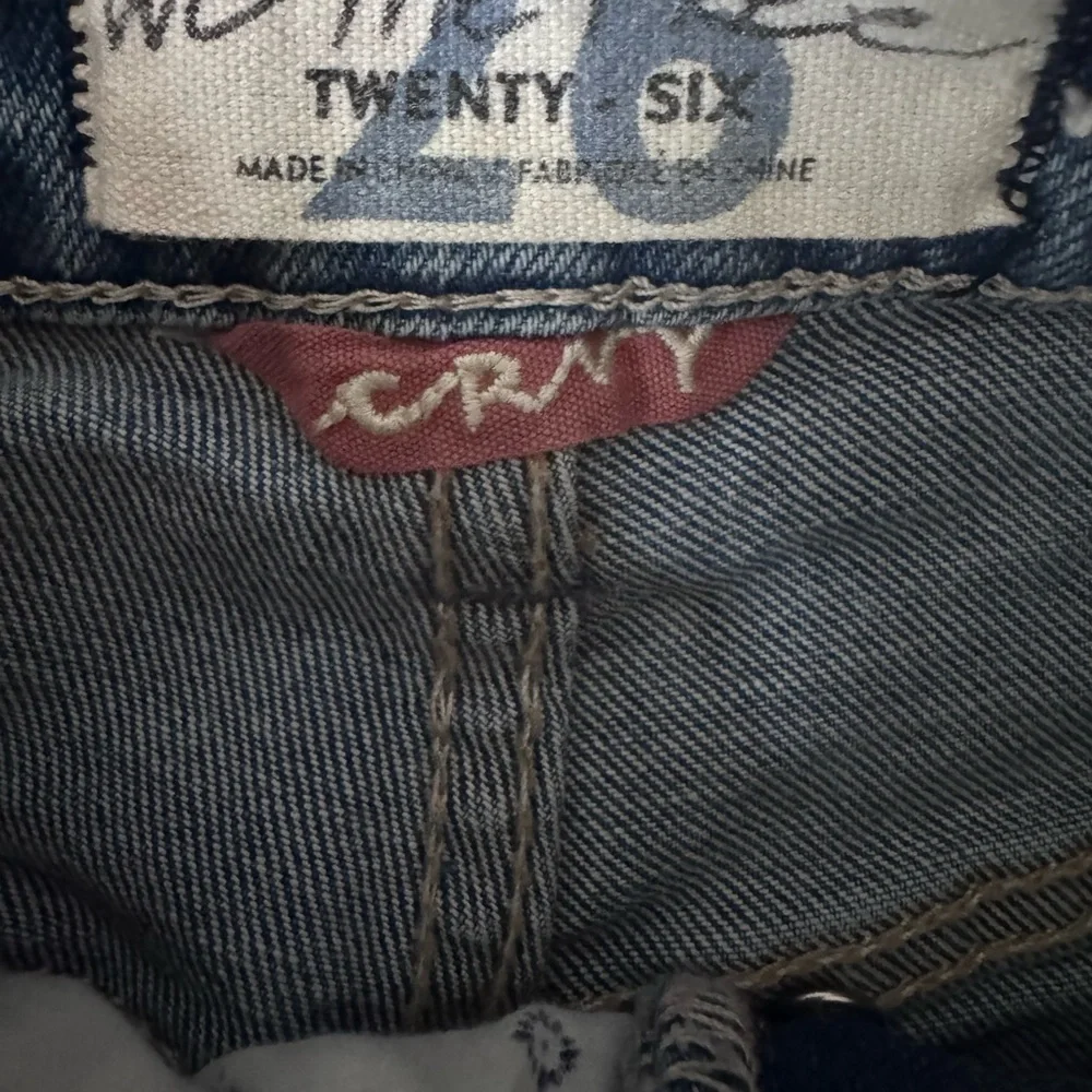 Free People We The Free Crvy Distressed Frayed Hem Shorts Size 26 - Picture 3 of 10